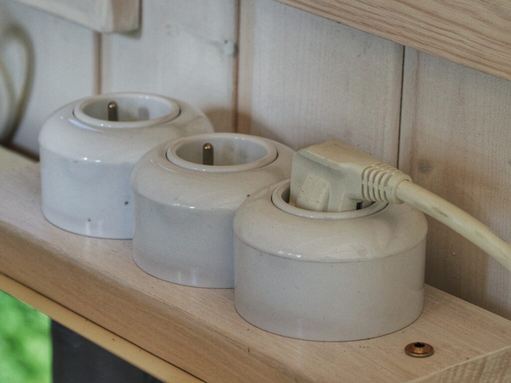 rustykalny dom mobilny gniazdo elektryczne shepherd hut electric socket.jpg rustykalny dom mobilny gniazdo elektryczne shepherd hut electric socket.jpg