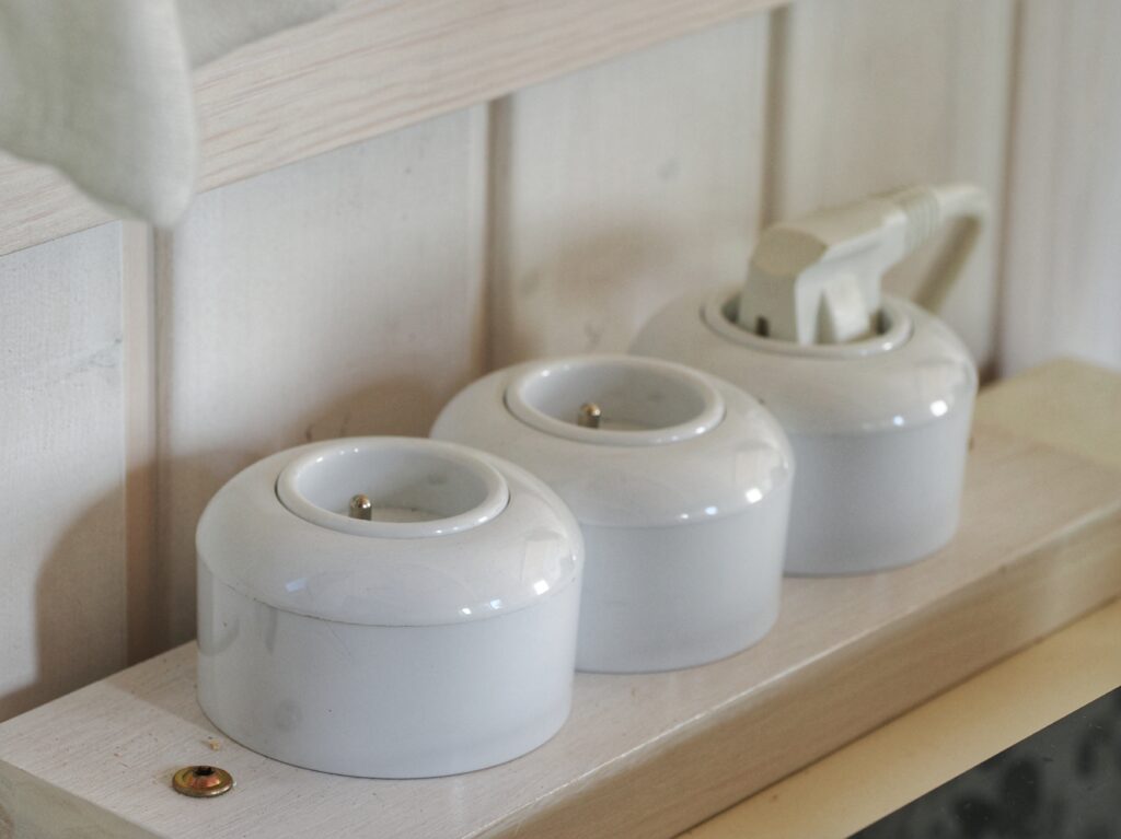 rustykalny dom mobilny gniazdo elektryczne shepherd hut electric socket.jpg (2) rustykalny dom mobilny gniazdo elektryczne shepherd hut electric socket.jpg (2)