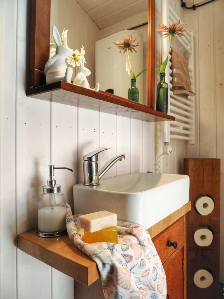 rustykalny dom mobilny lazienka shepherd hut bathroom.jpg (2) rustykalny dom mobilny lazienka shepherd hut bathroom.jpg (2)