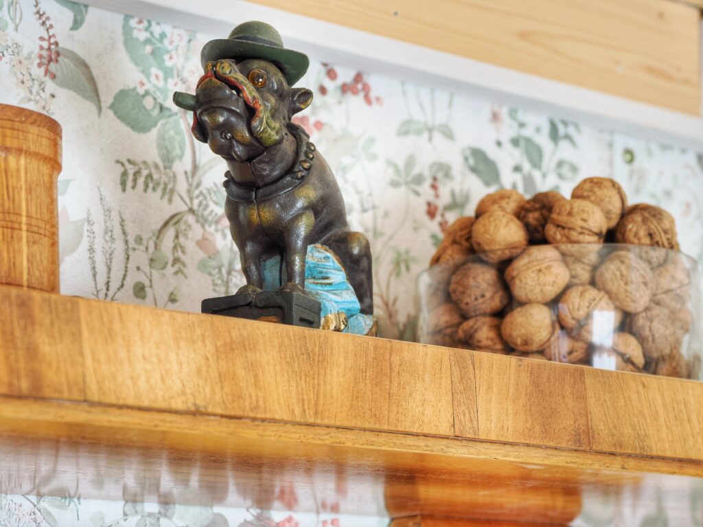 Home rustykalny dom mobilny polki shepherd hut shelves.jpg (6)