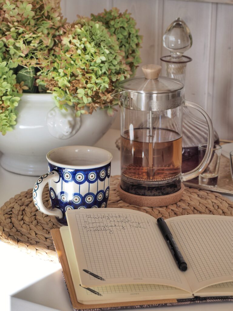 Home rustykalny dom mobilny poranna herbata shepherd hut morning tea.jpg